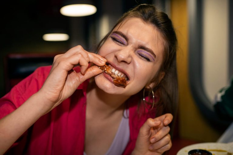Guía práctica para mantener tu sonrisa ideal al comer fuera.